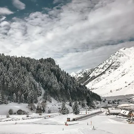 T2 Avec Balcon, Piscine Et Parking A Luz-saint-sauveur, Proche Commodites Et Stations De - Fr-1-402-140 * Luz-Saint-Sauveur