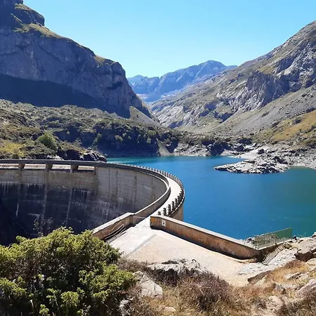 Appartement T2 Avec Balcon, Piscine Et Parking A Luz-saint-sauveur, Proche Commodites Et Stations De - Fr-1-402-140 Luz-Saint-Sauveur